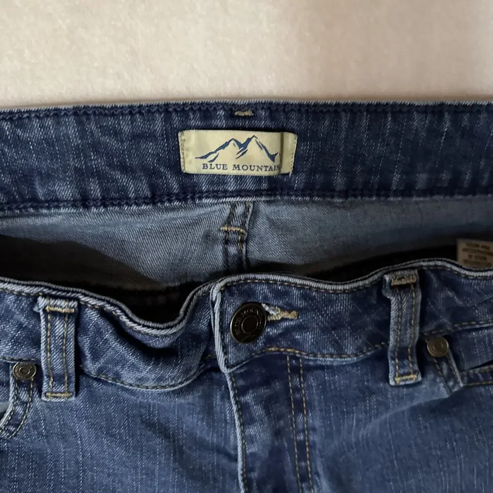 2 Blue Mountain Women's Relaxed Fit 5 Pocket Straight Leg Jeans Size 12